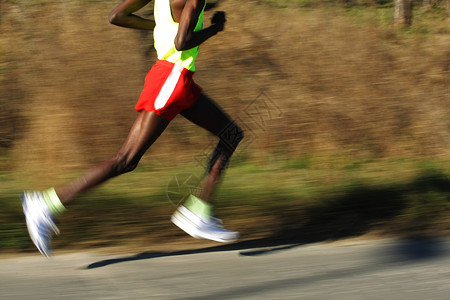 非洲跑者在路上的高清图片