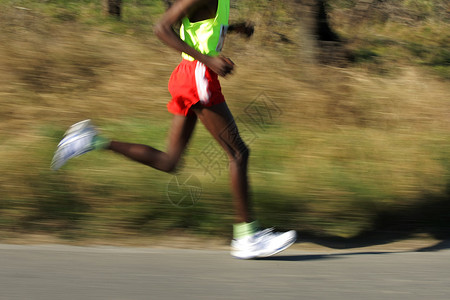 非洲跑者在路上的高清图片