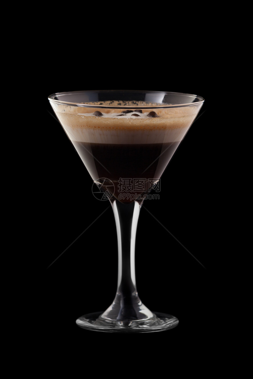 黑色背景上孤立的浓咖啡苦艾酒鸡尾酒图片