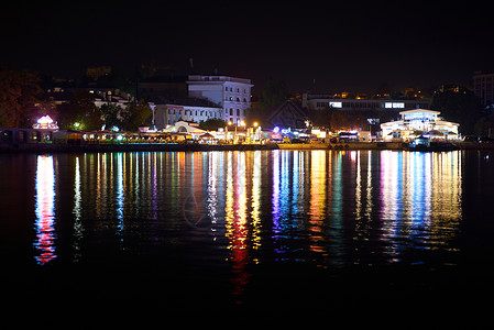 夜晚多彩的城市照明从海边查看info图片