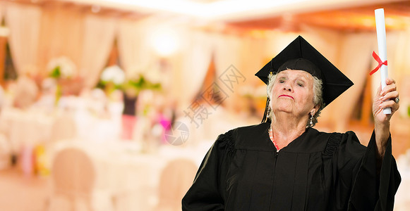 高级女持有毕业证图片
