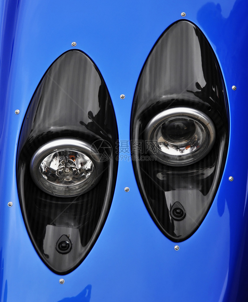 超级跑车前灯碳纤维外壳和蓝色车身图片