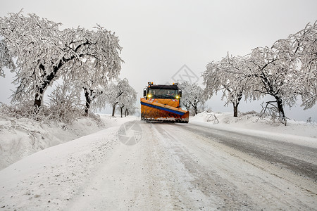 冬季维修道路期间的雪犁图片