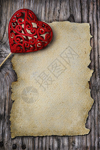 情人节心脏和木制背图片