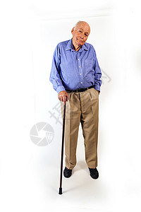 快乐的老年男子站在他的徒步棍旁在图片
