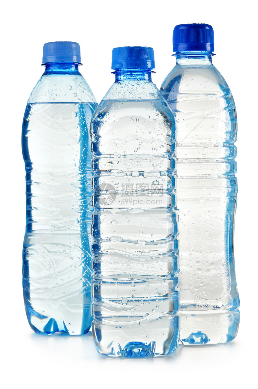 用聚碳酸酯塑料瓶在白色背景下分离的矿泉水组合物图片