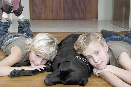 两兄弟在家放松躺在地板上图片