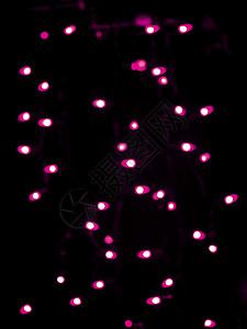 粉红色万圣节灯光在黑色背景图片
