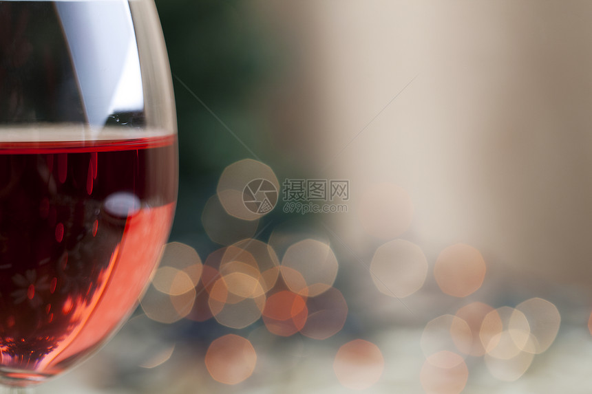 红酒和圣诞灯反射图片