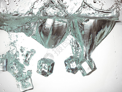 冰的立方体掉入水中产图片