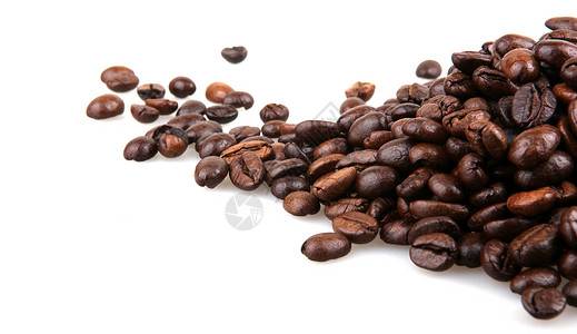 咖啡豆上白色孤立图片