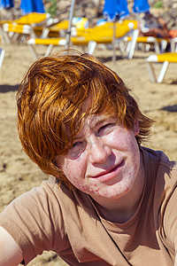 沙滩上的可爱男孩图片