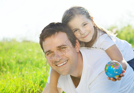 快乐的年轻父亲和女儿在户外的图片
