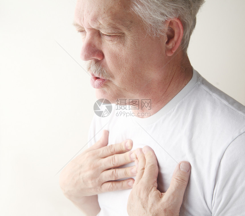 老人胸痛呼吸困难图片