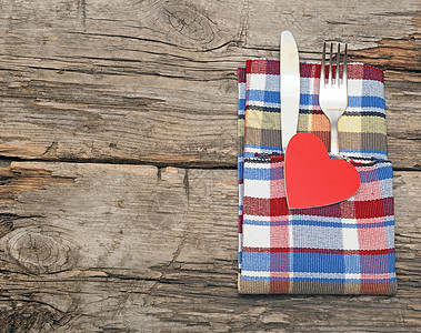 用五颜六色的餐巾纸和心脏设置的餐具图片