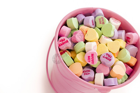 粉红色桶中的对话心形糖果图片