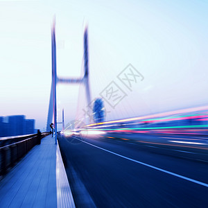黄昏现代桥上的汽车光迹背景图片