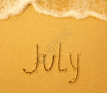 七月写在沙滩纹理上的沙子柔软的海浪图片