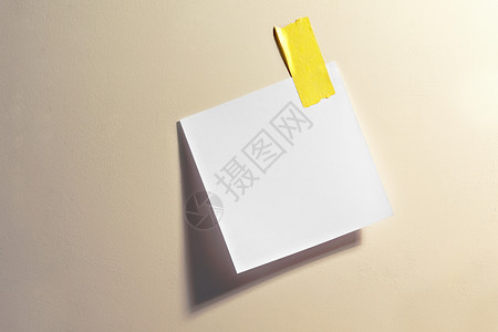 空白方纸条在中色彩板上粘着一小块黄带图片