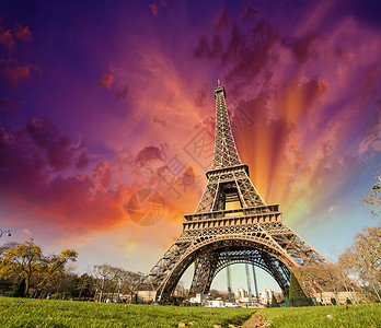 巴黎艾菲尔铁塔的景色很美有日图片