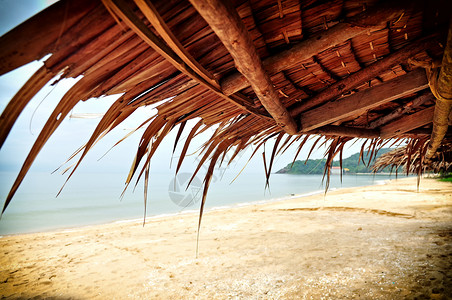 在海滩的亚洲茅草屋顶图片