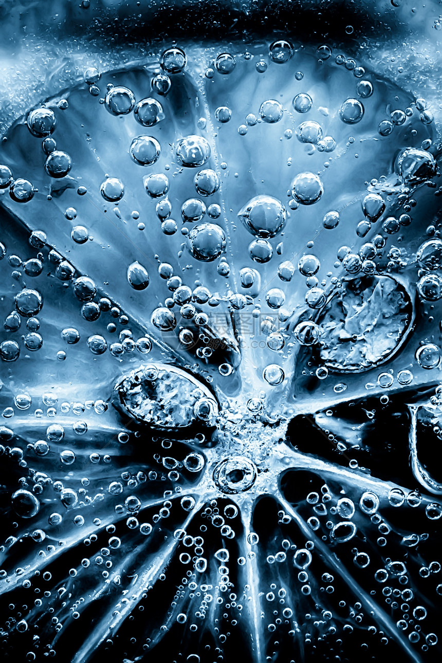 冷蓝色艺术风格的冰冻水图片