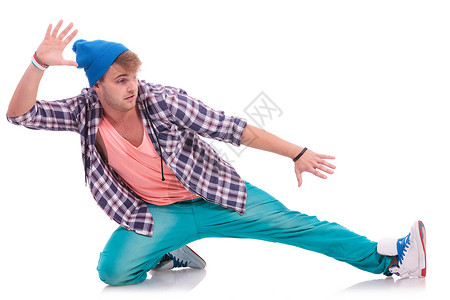 年轻男舞者表演姿势滑动离摄像机远图片