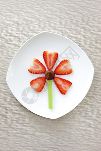 切片草莓巧克力松露和一片菜图片