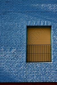 古老的黄窗蓝色轻光墙在洛波卡图片