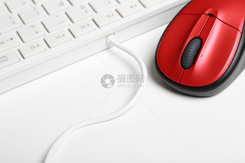 白色背景上的红色鼠标和键盘图片