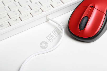 白色背景上的红色鼠标和键盘高清图片