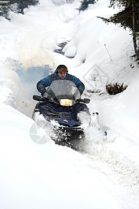 一个骑雪地摩托的人图片