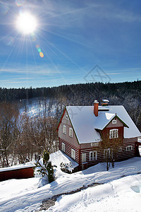 冬季的木制红色小屋图片
