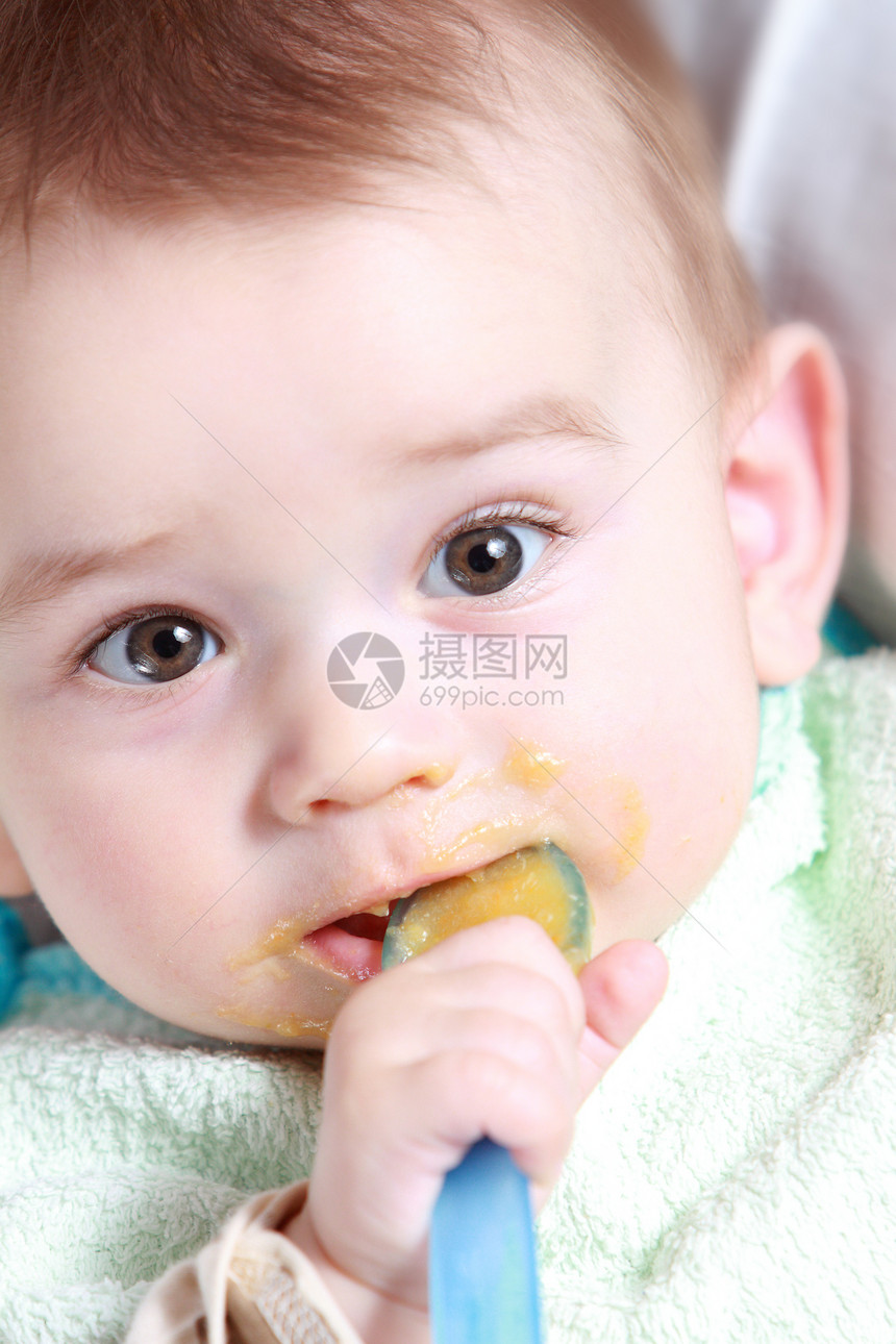 男婴吃蔬菜泥图片