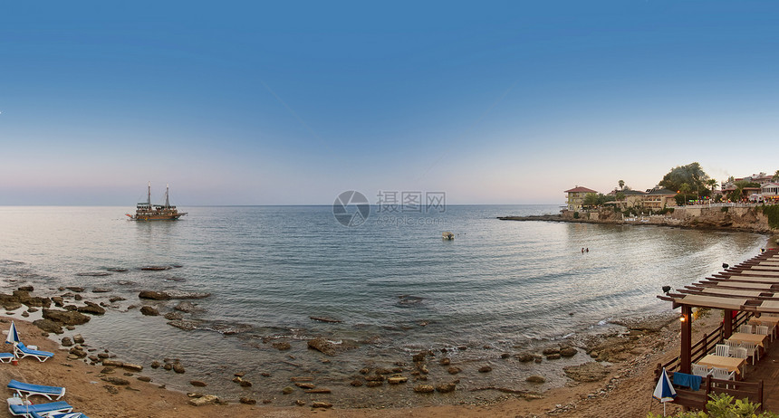 土耳其南部海岸一侧海滩的全景图图片