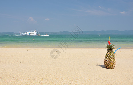 热带海滩上的菠萝鸡尾酒图片