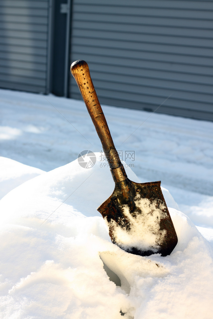 埋在大雪中的小铲子图片
