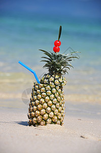热带海滩上的菠萝鸡尾酒图片