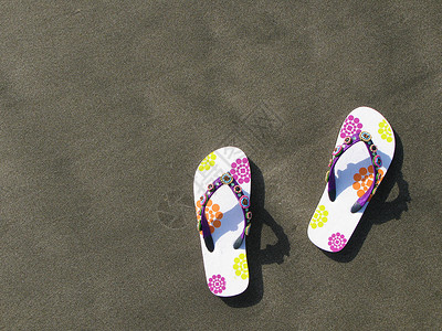 加那利群岛特内里费岛黑沙上的拖鞋和帽子图片