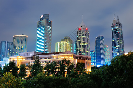 夜晚的上海城市摩天大楼和灯光图片
