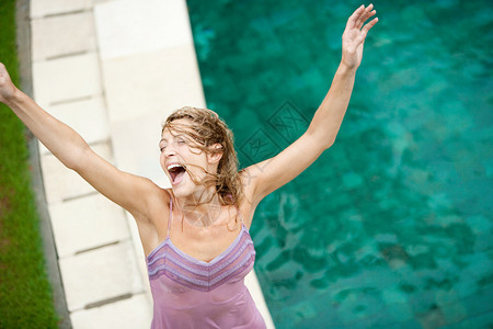 女人在游泳池旁站在户外图片
