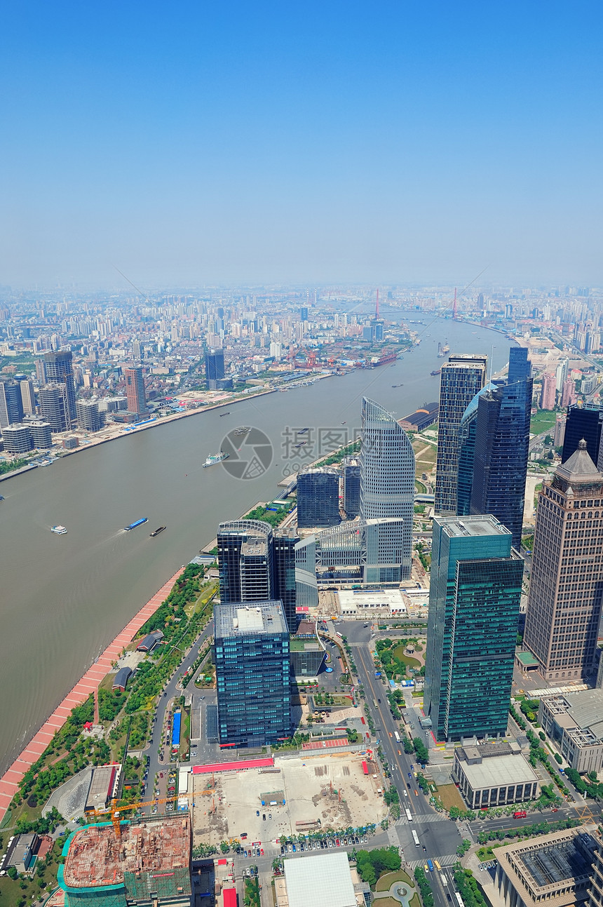 上海城市航空与城市建筑在河面和蓝天图片
