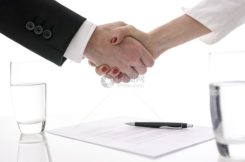 男人和女人用签署的合同图片