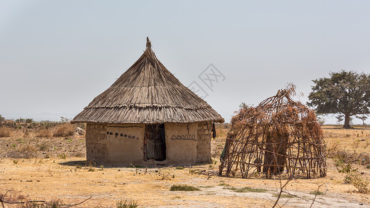 埃塞俄比亚Koka附近干旱土地上一个小村庄小棚屋图片