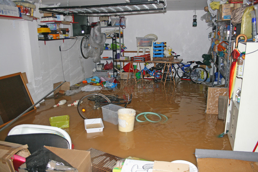 洪水期间有自行车和箱子的车库图片