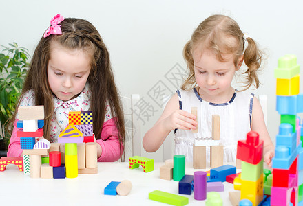 两个小女孩在玩建图片