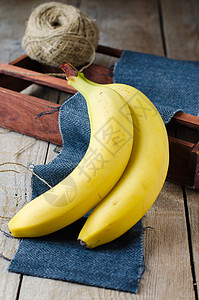 木制背景上的新鲜香蕉图片