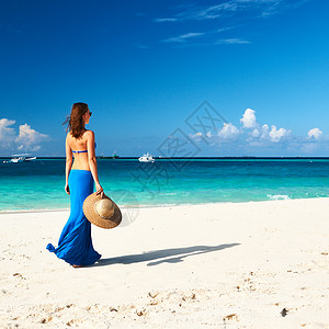 在热带海滩穿裙子的女人图片