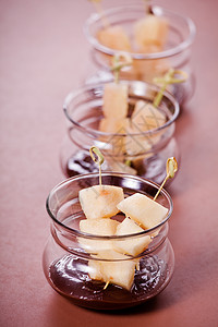 三个小甜点配梨和巧克力的照片图片