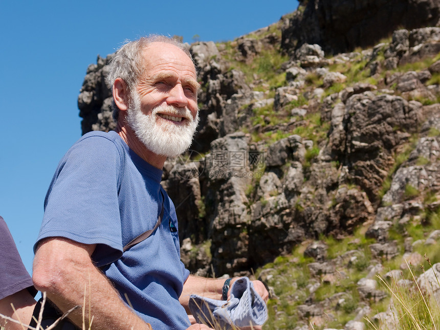 快乐的老人在山特写镜头拍摄于南非西开普省萨默塞特西开普敦附近的Helderberg山图片